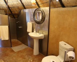 Luxury Thatched Rondavel